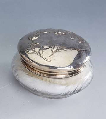 Puderdose, Frankreich um 1900, 950er Silberund Kristallglas, reiner Jugendstil, mit Puderquaste, D. ca. 10.5 cm