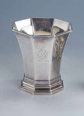 Vase, Kopenhagen 1949, 830er Silber, stil. Akanthusbandverzierung, Fuß mehrfach getreppt, Widmung auf Boden, Wandung mit Bes.-Monogr. und dat., H. ...