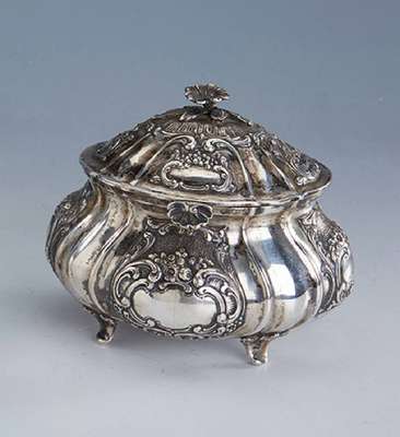 Zuckerdose, Silber gepr., Hanau um 1890/1905, ca. 350 g, barockisierend, gebauchte Form, Deckel mit Klappscharnier und Deckelbekrönung in Form ...