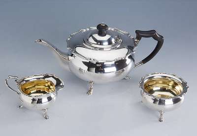 3-tlg. Teeservice, Sheffield 1914, Sterlingsilber, reiner victorianischer Stil, best. aus: Teekanne, Griff und Deckelbekrönung Ebenholz, Deckel mit ...