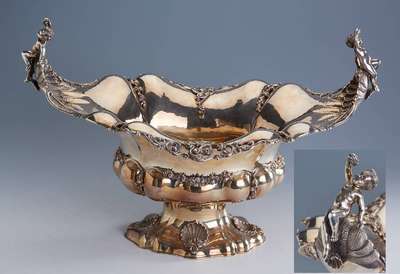 Große Prunkanbietschale, Italien, 800er Silber, reicher, z.T. plastischer Dekor mit Muscheln, Griffe in Form von Putti mit Muschel, aufgel. ...