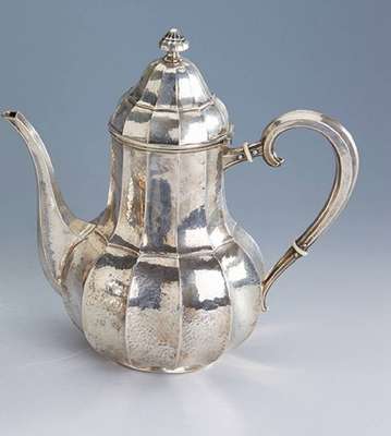 Kaffeekanne, deutsch um 1900, 800er Silber, Meistermarke wohl Peters Kevelaer, Hammerschlagverzierung, Deckel mit Scharnier, Griff mit Dämmringen, ...