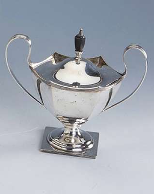Zuckerdose, Silber, Schweden um 1918, 6-eckige Grundform, Fuß gestuft, Rand 4-fach gerillt, mit Deckel, 2 geschwungene Henkel, H. ca. 17 cm, ca. ...