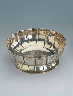 Anbietschale, Schweiz/Jezler, um 1910, 800er Silber, Treibarbeit, Hammerschlagverz., vielfach gelappt, D. ca. 18 cm, ca. 375 g
