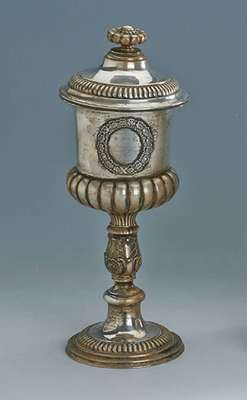 Pokal, deutsch um 1841, Silber, ca. 460 g, eklektizistischer Stil, in sich 10-fach gegliedert, Akanthus und Zahnfriesdekor, Innenverg., Widmung: zum ...