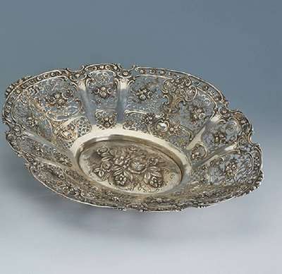 Prunk-Anbietschale, Hanau um 1910, 800er Silber, Durchbrucharbeit, Blumen-, Rosen- und Vasendekor, part. nachgestochen, ca. 41 x 32 cm, ca. 795 g