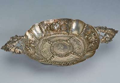 Branntweinschale mit Münzeinlage, um 1890, Silber, ca. 130 g, nach Augsburger Vorbild,erhabener Früchtedekor und Perlleistenverz., eingelassene ...
