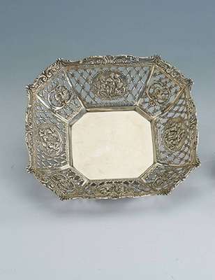 Anbietschale, Hanau um 1910, 800er Silber, Meistermarke: Arnold, reiche Durchbrucharbeit, Kartuschen mit Puttenszenerie, ca. 340 g, ca. 22 x 22 cm