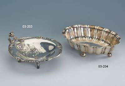 Kugelfußschale, deutsch um 1900, 800er Silber,ca. 645 g, vielfach gegratet und geschweift, Hammerschlagverzierung, qualitätvolle Treibarbeit, ...