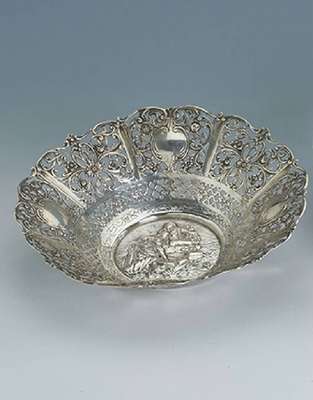 Anbietschale, wohl Hanau um 1930, 800er Silber, ca. 360 g, Durchbrucharbeit, Fond mit Darstellung eines Liebespaares, reicher Rosendekor und ...