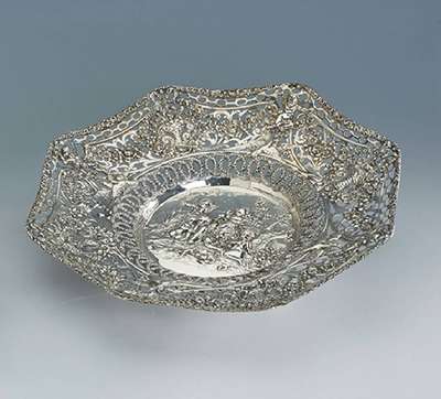 Prunkschale, wohl Hanau um 1910, Silber, ca. 515 g, Blumen-, Putten- und Girlandendekor,in Kartuschen bzw. als Hauptbild, 8-fach unterteilt, mit ...