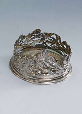 Flaschenuntersetzer, deutsch um 1900, 800er Silber, ca. 90 g, an einer Stelle gebrochen, umlaufendes Iris- und Irisblattdekor, Durchbrucharbeit, ...