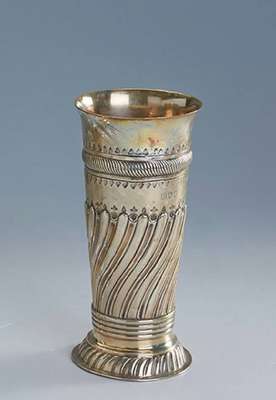 Becher, London um 1894, Silber, ca. 160 g, reicher Band- und Zahnfriesdekor, Kordelverzierung, Meistermarke unleserlich, punz. und grav., H. ca. 15 ...