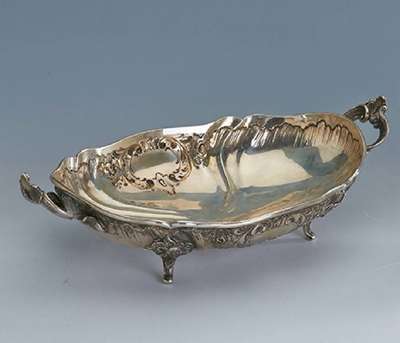 Anbietschale, wohl Hanau um 1900, 800er Sil- ber, ca. 670 g, Vertreiber Louis Werner/Berlin, Rokoko Dekor asymm., geschwungene Beine, Kartuschen ...