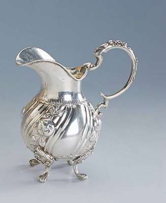 Sahnekännchen, Hanau um 1910, 800er Silber, ca. 195 g, reiner Rokokostil, partiell nachgestochen, in sich l. gedreht, gegratet, Griff in S-Form, ...