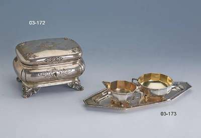Sahnegießer und Zuckerschale auf Tablett, um 1908, 800er Silber, ca. 245 g, Jugendstil, Kugelfüße, Rand mit Kordelverzierung, Zuckerschale und ...