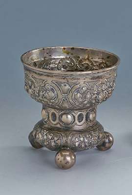 Kugelfußbecher, wohl Hanau um 1900, 800er Silber, ca. 190 g, nach dem Vorbild des 17.Jhdt., in sich 3-fach geteilt, Spätrenaissancemuster, ...