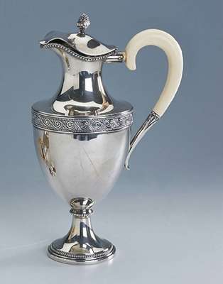 Karaffe, deutsch um 1910, 925er Silber, ca. 490 g, reiner Klassizismus, Perlleisten- verz., Griff in Elfenbein, Deckelbekrönung in Form einer ...