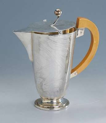 Art-Deco Kanne, deutsch, 1930er Jahre, 830er Silber, ca. 420 g, Griff Kunststoff, 3/4 Kugeldrücker, Stand 3-fach gestuft und abgesetzt, Deckel ...