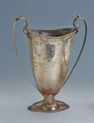 Doppelhenkelvase, um 1900, Sterling Silber, ca. 405 g, Barockstil, florale Gravur, Stand 6-fach gerillt und geschweift, Blumenblätter und ...