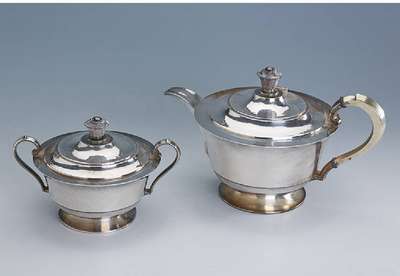 Zuckerdose und Teekanne, deutsch um 1927/30, 835er Silber, ca. 1.120 g, reines Art-Deco,Treibarbeit, in sich horizontal 6-fach gegliedert, S-Henkel ...