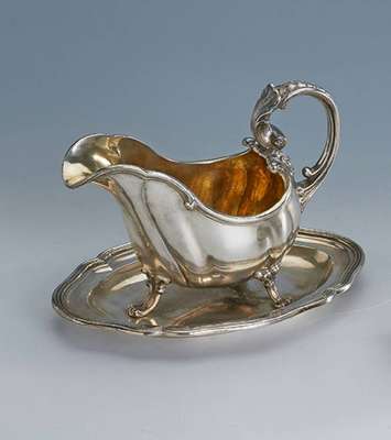 Sauciere, deutsch, 800er Silber, ca. 745 g, in sich reich geschweift, S-Henkel, Akanthusblattverz., teilverg., Adelswappen, schwere Qualität, ...