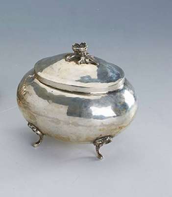 Zuckerdose, deutsch um 1900, 800er Silber, ca.275 g, Hammerschlagverzierung, reine Treibarbeit, Blumenbekrönung, Akanthusblattverzierung, wohl ...