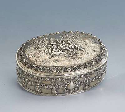 Deckeldose, wohl Hanau um 1900, 800er Silber, ca. 425 g, Puttenszene in idealisierter Landschaft, teilplastischer Rosendekor, ca. 16 x 12 cm