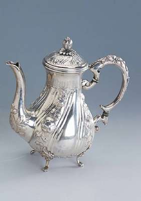 Kaffeekanne, wohl Hanau um 1910, 800er Silber, reich grav. und verz., mit Weinlaubdekor, auf vier Füßen stehend, H. ca. 23.5 cm, ca. 665 g, ...