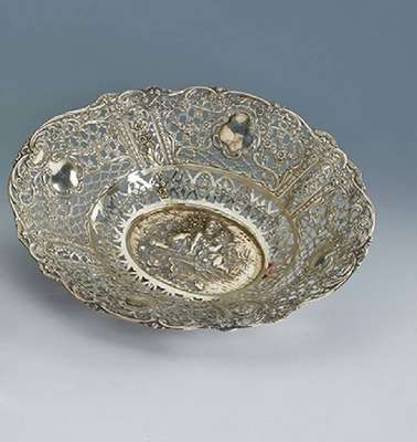 Prunkschale, wohl Hanau um 1910, Silber, ca. 425 g, Blumen-, Putten- und Girlandendekor,Kartuschen frei, 8-fach unterteilt, mit Rosengirlanden, ca. ...