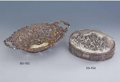 Anbietschale, deutsch um 1835/40, Silber geprüft, reicher halbplastischer Dekor mit Weinlaub und Weintrauben, Wandung durch- brochen gearbeitet, ...