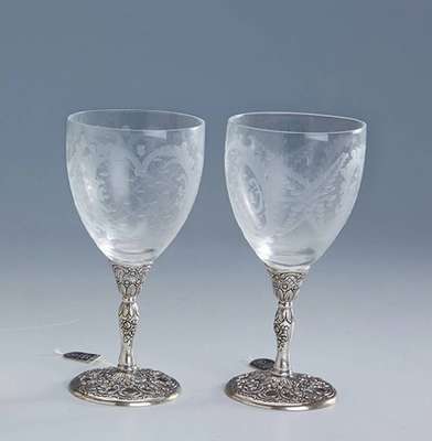 6 Weingläser, Glasaufsätze mit Ziergravurenauf Silberfüßen, 800er Silber, diese mit Durchbrucharbeit, floraler Dekor, gefüllt, H. ca. 14.3 cm