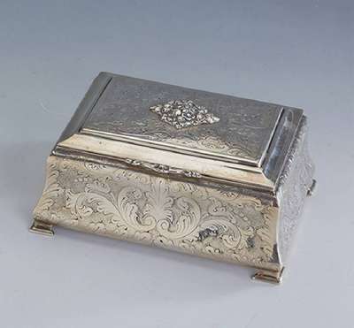 Deckeldose, Russland, 830er Silber, floraleVerzierung, reich graviert, Deckelrand 3-fach getreppt, auf 4 Füssen stehend, ca. 14.5 x x 5 x 11 cm, ...