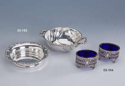Gewürzschälchenpaar, Frankreich um 1890, 950er Silber, Orig.-Glaseinsätze blau, abstr.-florale Durchbrucharbeit, Kartusche für Monogr.-feld ...