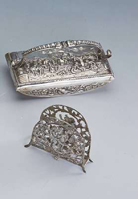Schreibtischset, 800er Silber, deutsch/ Niederlande um 1900, best. aus Löschwiege mit niederl. Szene und Briefhalter mit Puttodarstellung