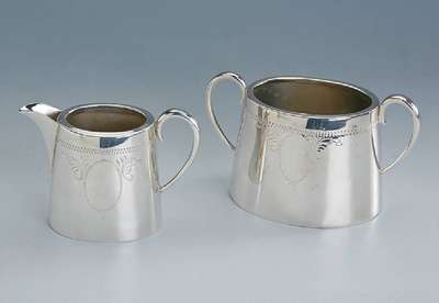 Zuckerschale und Sahnegießer, England/Sheffield um 1900, Metall versilbert, art & craft, Jugendstil, graviert,Zierband und Rosetten, Kartuschen ...