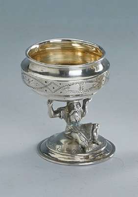 Salzgefäß, Österreich nach 1867, Silber, Zwischenteil in Form eines vollplastischen Zwerges, feine Ausarbeitung, z.T. graviert, H ca. 6 cm, ...