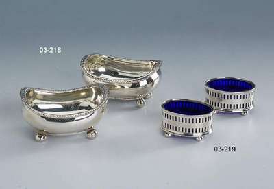 Salzschälchenpaar, England Sheffield 1918, 925er Silber, blauer Glaseinsatz, auf 4 Kugelfüßen stehend, ca. 3 x 5 x 4 cm