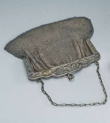 Abendtasche, um 1900, Silber gepr., reiner Jugendstil, Bügel abstrakt-floral verziert, graviert, Kettenmaschen an Aufhän- gung lose, ca. 15 x 15 ...