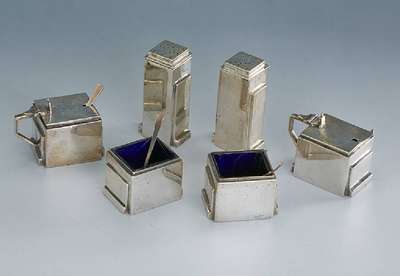 Gewürzset, England, Sheffield um 1935, 925er Silber, reines Art-Deco, best. aus: 2 Pfefferstreuer, 2 Salzschälchen mit blauem Glaseinsatz und 2 ...
