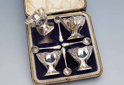 4 Salzschälchen mit Löffelchen im Orig.- Etui, England, Sheffield ab 1905, 925er Silber, abstr. floral verziert, H ca. 5 cm, dekorativ, ...