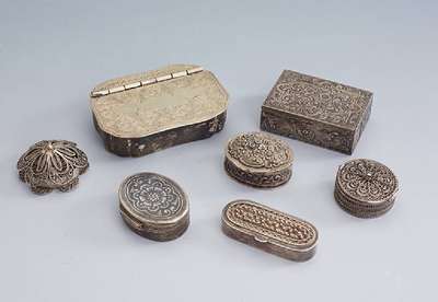 Konvolut 7 Silberdöschen, Russland/deutsch um 1840-1910, Silber gepr., z.T. Filigranarbeit, z.T. granuliert, grav., 1x Puderdöschen mit intergr. ...