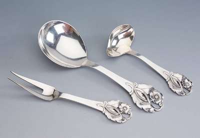 Set 3 Vorlegeteile, Kopenhagen 1949, 830er Silber, Wardeinmarke Siigsgard, florale Griffenden, best. aus: Vorlegelöffel, Saucenkelle und ...