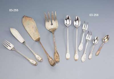Fischbesteck, um 1900/05, 800er Silber, Koch & Bergfeld, Vertreiber Wempe, Bes.- Monogr., stil. Muscheldekor, best. aus: 8 Fischmesser und 8 ...