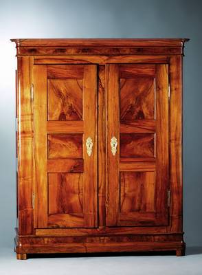 Biedermeierschrank, Südpfalz, um 1830/35, Korpus Nussbaum mass., Rückwand u. Innenleben Weichholz, Front 6-fach kassettiert, auf Rahmen gearbeitet, ...