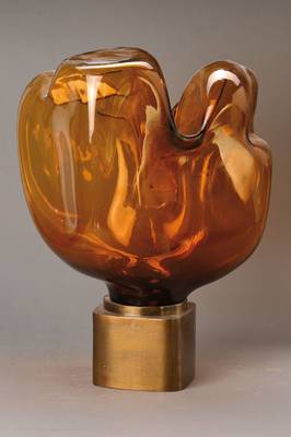 Dana Vachtova, geb. 1937, Objekt, honigbraunes Glas in Form geblasen, im Diamantriss signiert, Metallsockel, Lit.: H. Ricke, Czech Glass 1954-1980, ...