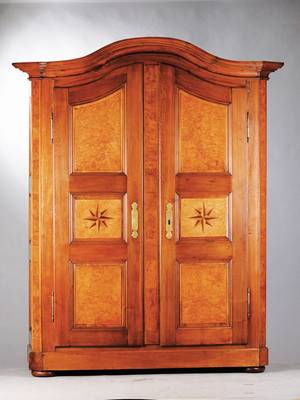 Barockschrank, Frankreich um 1780-1810, Nußbaum massiv, komplett auf Rahmen gearbeitet, Ahornfurnier gespiegelt verlegt, Korpus Weichholz/Hartholz, ...