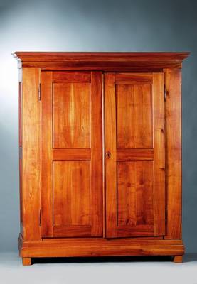 Kleiderschrank, Biedermeier um 1830, süddeutsch,Freiburger Raum, Kirschbaum massiv, auf Rahmen gearbeitet, Rückwand Weichholz, einfache ...
