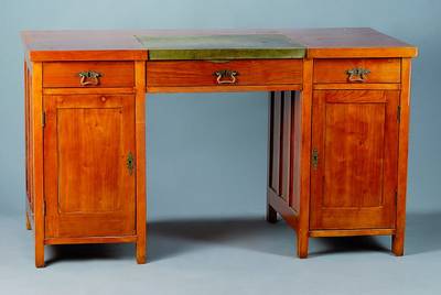 Jugendstil-Schreibtisch, Kirschbaum, um 1900, dickes Kirschbaumfurnier, auf Rahmen gearbeitet, Beschläge sek., Schreibplatte mit grünem Leder ...