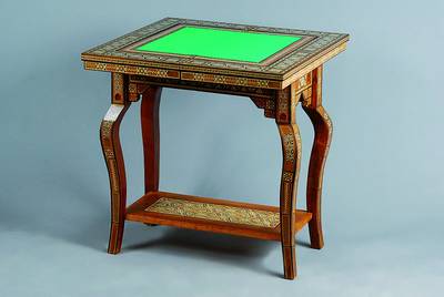 Spieltisch, Syrien, um 1950, Barockstil, fein geometrisierend intersiert, mit versch. Edelhölzern bzw. Mochen, eingefärbt, sog. Feinmosaik, geschw. ...